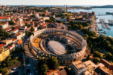 Pula Arena'da günbatımı - profesyonel bir dron tarafından alınan Hdr havadan görünümü. Pula, Hırvatistan'ın Roma amfi tiyatro