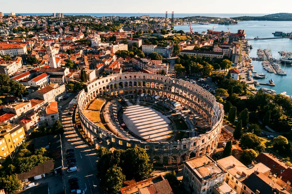 プーラ アット サンセット Hdr ドローンで撮影した空撮 プーラ クロアチアのローマ円形劇場 — ストック写真