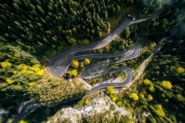 Dağ yolu havadan görünümü. Bicaz, Romen Karpatlarından geçiyor