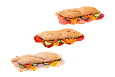 Beyaz arka planda izole edilmiş üç modelde peynir, jambon, salam, domates ve salatalık ile lezzetli sandviçler