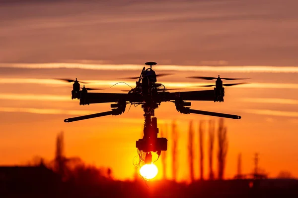 Professionele Drone Silhouet Zonsondergang Rode Hemel — Stockfoto