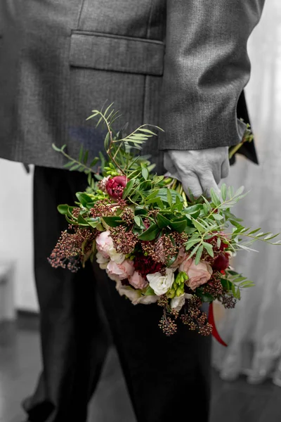 Ręce Człowieka Bukietem Kwiatówoczyszczenie Trzyma Bukiet Ślubny Handsdelikatny Człowiek Bouqueta — Zdjęcie stockowe