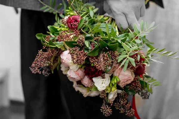 Man Hands Bouquet Flowersthe Groom Holds Wedding Bouquet Handsdelicate Wedding — Stock Photo, Image