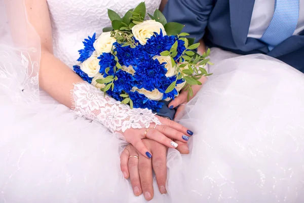 Ruce Prsteny Nevěsty Ženicha Svatební Kytici — Stock fotografie