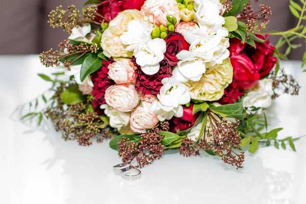 Bellissimo Bouquet Sposa Moderno Tavolo Bianco Con Anelli — Foto Stock