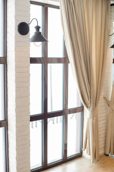 Une Lampe Sur Fond Une Fenêtre Mur Avec Des Rideaux — Photo