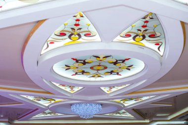 bir tavan vitray pencereler ve avize.
