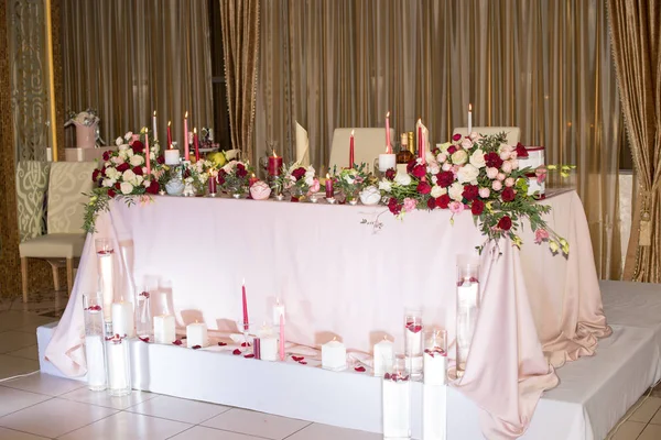 Wedding Table Decor Red Flowers Candles — Stock Photo, Image