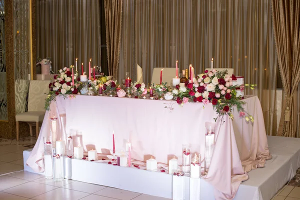 Wedding Table Decor Red Flowers Candles — Stock Photo, Image