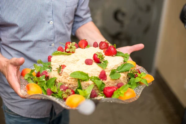 Tårta Med Jordgubbar Persika Och Hallon Händerna Man — Stockfoto