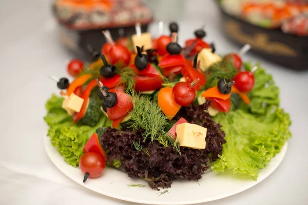 Set Von Leckeren Canape Auf Einem Teller Mit Gemüse Tomaten — Stockfoto