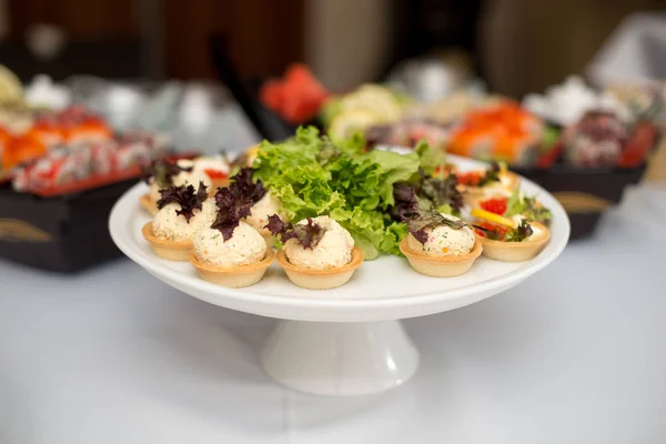 Set Von Leckeren Canape Auf Einem Teller Mit Gemüse Tomaten — Stockfoto