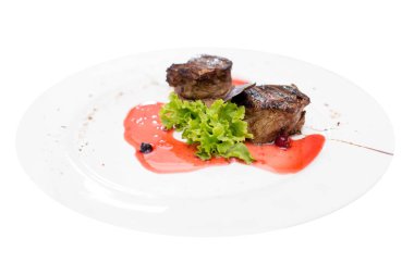 Beyaz arka planda baharatlı ızgara biftek..