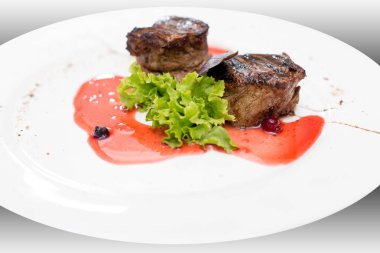 kızarmış biftek biftek baharatlar, gri bir tablo ile.