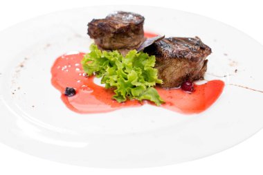 Beyaz arka planda baharatlı ızgara biftek..