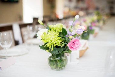 Bir ziyafet tablo için servis. Peçeteler, gözlük ve Plaketler ile şarap, gözlük. çiçek vazo.