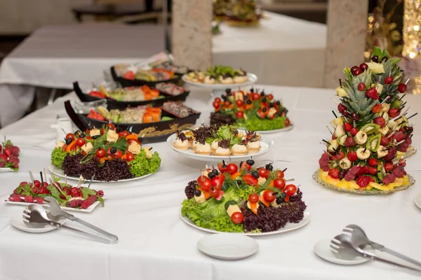 Set Von Leckeren Canape Auf Einem Teller Mit Gemüse Tomaten — Stockfoto