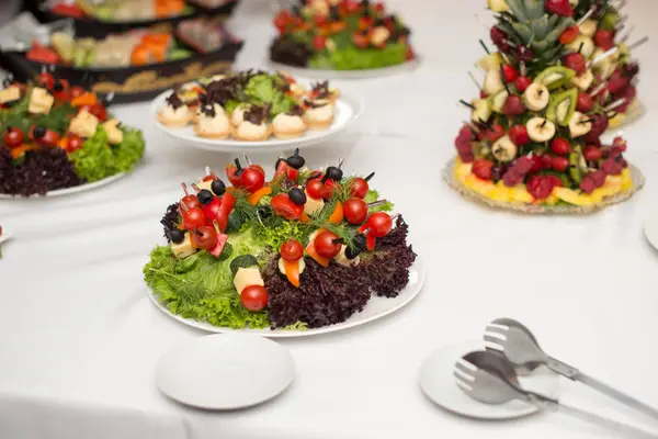 Set Von Leckeren Canape Auf Einem Teller Mit Gemüse Tomaten — Stockfoto