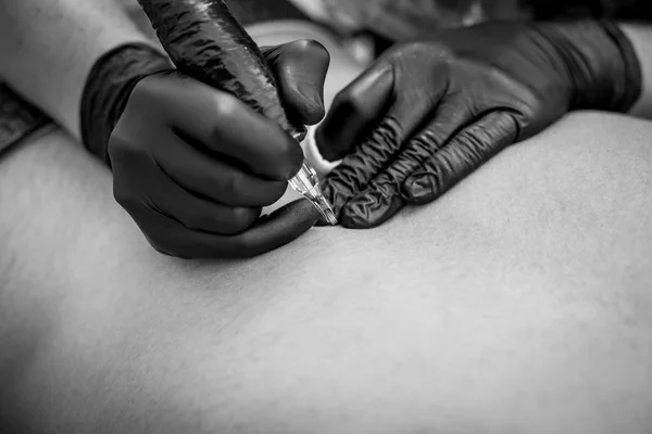 Μαύρο Και Άσπρο Φωτογραφία Ετοιμάζονται Κάνουν Ένα Νέο Τατουάζ Χέρι — Φωτογραφία Αρχείου