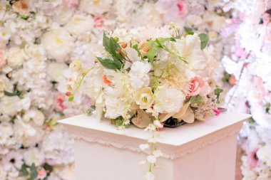 Tatiller ve düğün yemeği için çiçek masası süslemeleri. Tatil, etkinlik, parti veya düğün resepsiyonu için masa hazır..