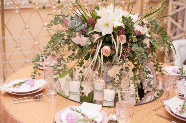 Restoranda çiçeklerle süslenmiş bir tabak.