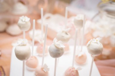 Çubuğun arka planında yumuşak pembe bir pasta beliriyor..