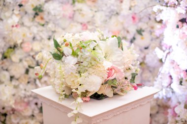 Tatiller ve düğün yemeği için çiçek masası süslemeleri. Tatil, etkinlik, parti veya düğün resepsiyonu için masa hazır..