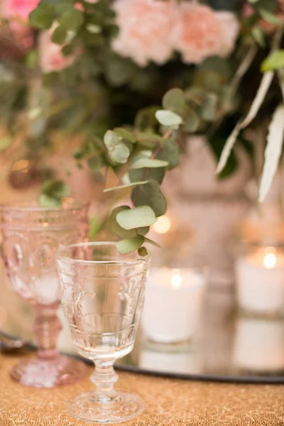 节日和婚宴的花桌装饰 为假日 聚会或婚宴而设的餐桌 — 图库照片