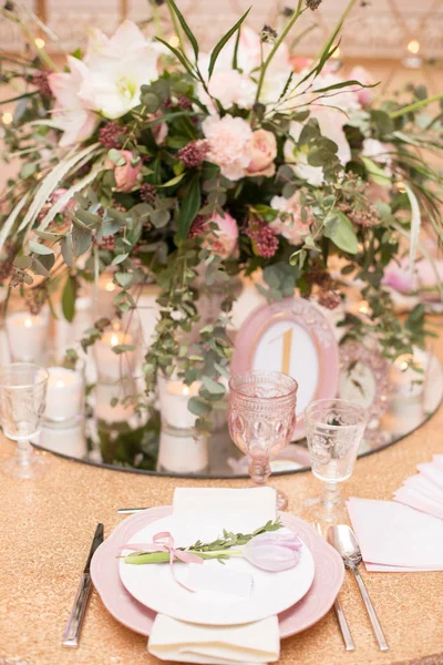 Assiette Décorée Fleurs Dans Restaurant — Photo