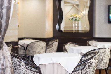 Seçilmiş odak noktası boş kahverengi ahşap masa ve kafeterya veya restoranın arka planı bokeh görüntülü bulanık. Fotomontaj ya da ürün gösterimi için.