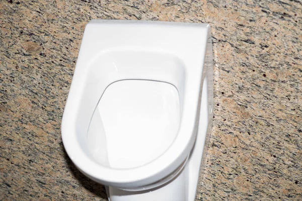 Zbliżenie Pisuaru Mężczyzn Publicznej Toalety Zbliżenie Biały Pisuar Męskiej Łazience — Zdjęcie stockowe