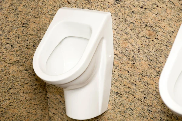 Gros Plan Des Urinoirs Pour Hommes Toilettes Publiques Urinoirs Blancs — Photo