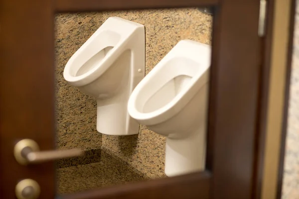 Zbliżenie Pisuaru Mężczyzn Publicznej Toalety Zbliżenie Biały Pisuar Męskiej Łazience — Zdjęcie stockowe