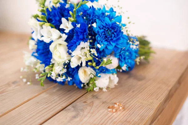 Прекрасний Сучасний Весільний Букет Блакитної Хризантеми Фрезії Троянд Півонії Дерев — стокове фото