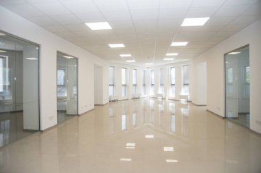 Beyaz açık uzay ofisinin içi arka plan olarak kullanılabilir.