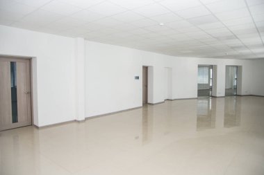 Ofis koridoru kapısı cam, kapısı da tahta..