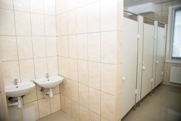 公衆トイレに洗面台付きの蛇口 トイレキャビン — ストック写真