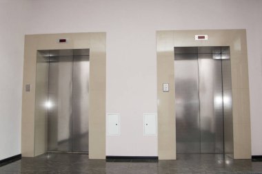 Modern iş binasında iki asansör kapısı var.