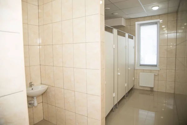 Armaturen Mit Waschbecken Öffentlichen Toiletten Toilettenkabinen — Stockfoto