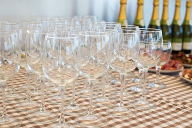 Şampanya ve festival arka plan ile şişe bardak