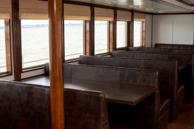 Yolcu gemisinin açık güvertesindeki restoran masaları. Karayip deniz manzarası