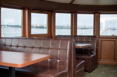 Yolcu gemisinin açık güvertesindeki restoran masaları. Karayip deniz manzarası