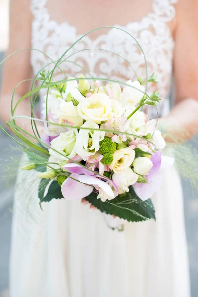 Bellissimo Bouquet Sposa Nelle Mani Della Sposa — Foto Stock