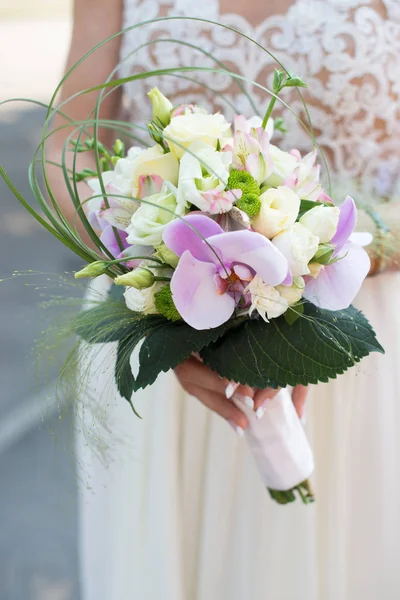 Bellissimo Bouquet Sposa Nelle Mani Della Sposa — Foto Stock