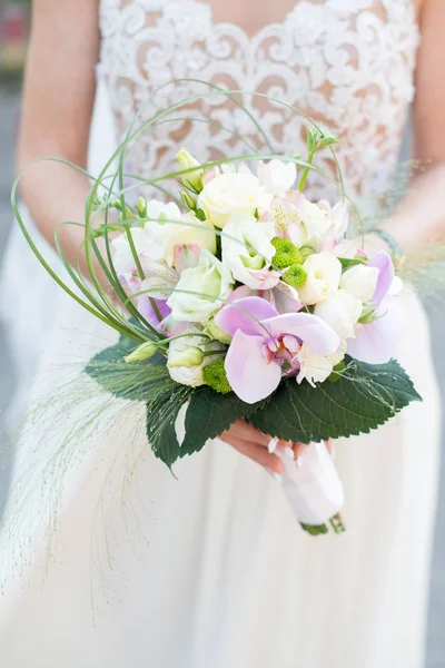 Bellissimo Bouquet Sposa Nelle Mani Della Sposa — Foto Stock