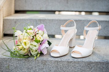 Gelin feet Ayakkabı ve düğün buket çiçek closeup
