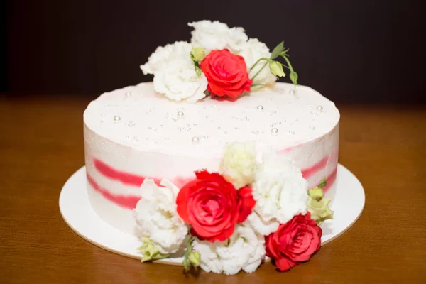 Gâteau Mariage Décoré Avec Des Baies Des Fleurs — Photo