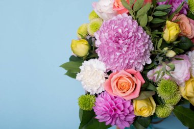 güzel çiçek düzenleme, pembe ve sarı gül, pembe eustoma, yeşil ve pembe krizantem, metin için yer bir mavi, Turkuaz zemin üzerine beyaz karanfil, pembe dahlia
