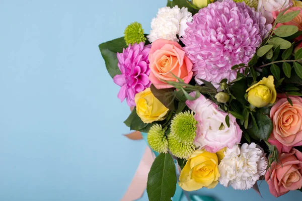 güzel çiçek düzenleme, pembe ve sarı gül, pembe eustoma, yeşil ve pembe krizantem, metin için yer bir mavi, Turkuaz zemin üzerine beyaz karanfil, pembe dahlia