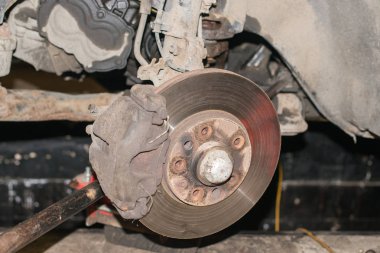 Araba tamir, fren disk onarım. Otomobilin disk fren detay